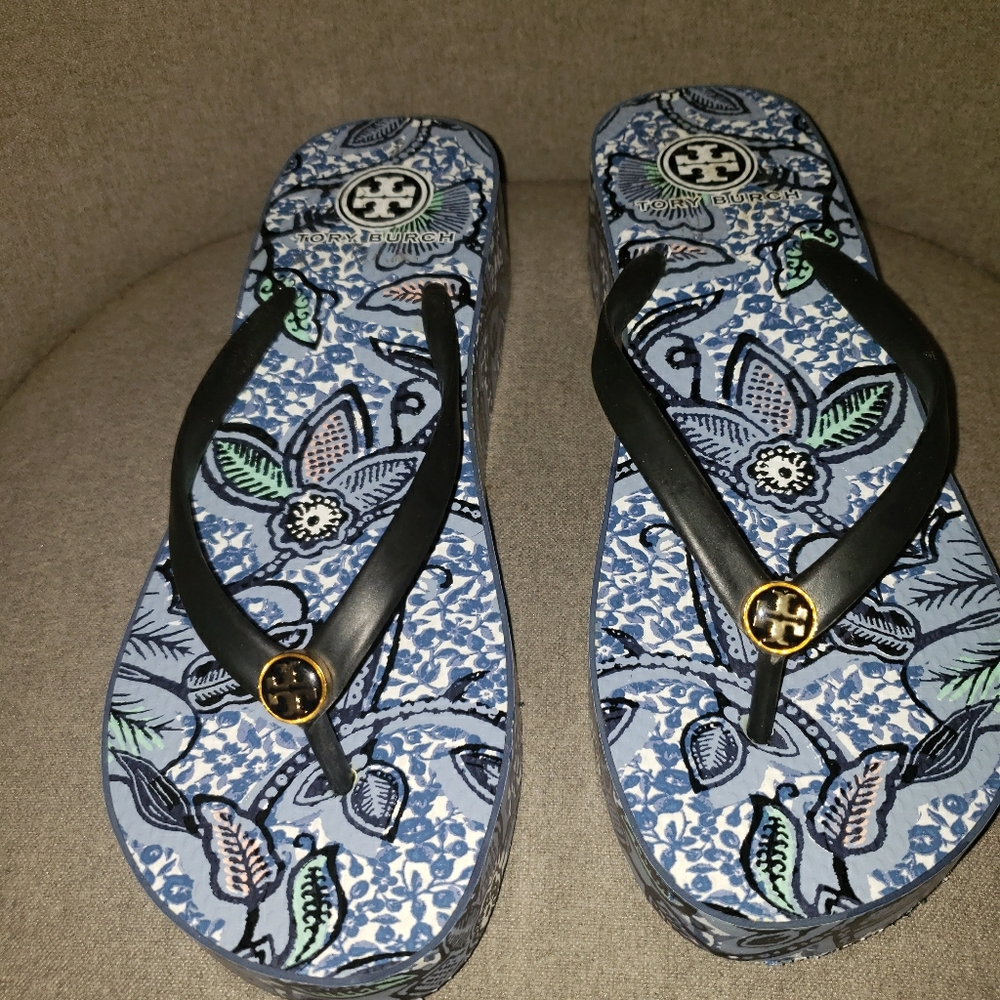 Tory Burch Thandie wedfe flip flops